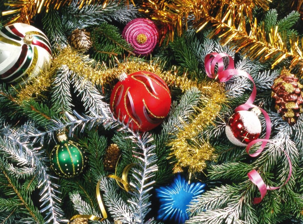 Vibrant Christmas Tree Wallpaper: Festive Decor & Joyful Holiday Scene