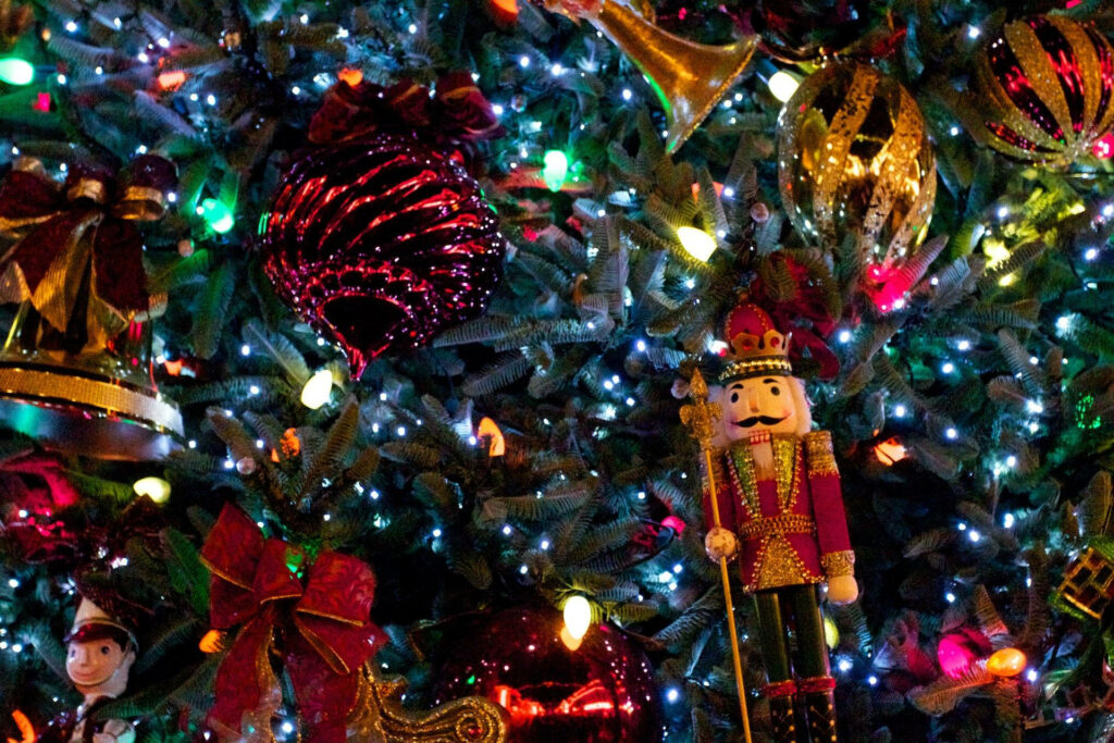Vibrant Christmas Wallpaper: Festive Tree & Holiday Cheer for Mac