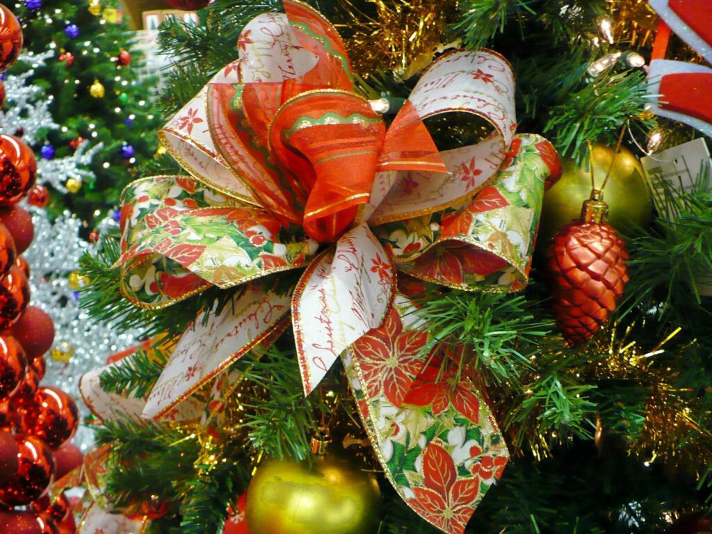 Festive Christmas Tree Wallpaper with Vibrant Ribbons & Ornaments
