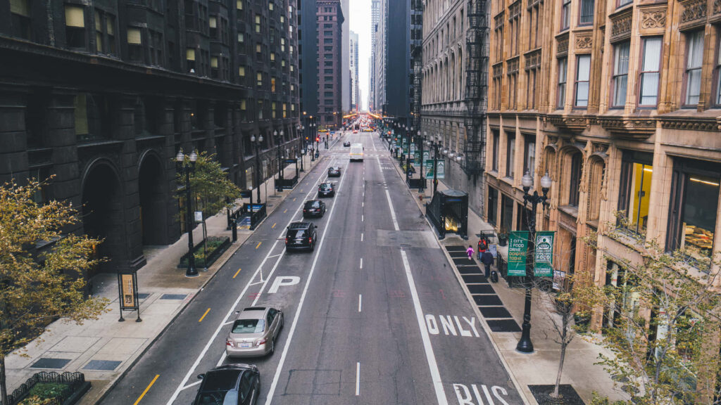 Vibrant City Street Scene Wallpaper: Tall Buildings & Lively Atmosphere