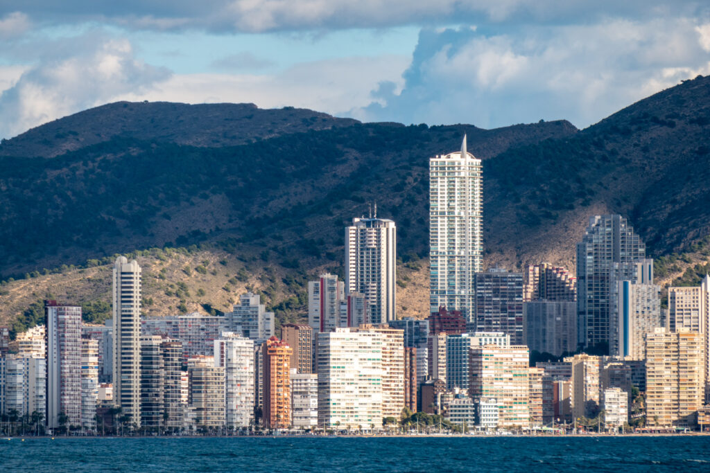 Vibrant Cityscape Coastal Wallpaper: Urban Meets Serene Nature