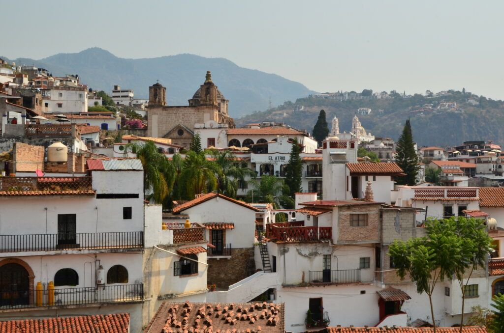 Vibrant Cityscape Wallpaper: Charming Architecture & Scenic Mountains