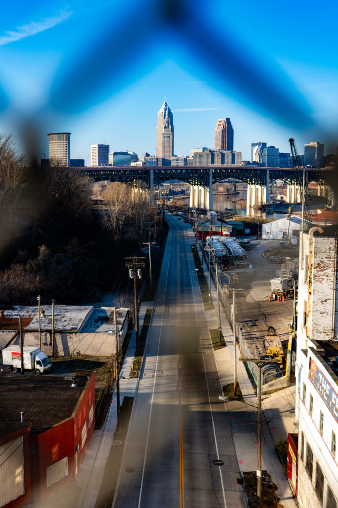 Key Tower Cleveland Skyline: Vibrant Wallpaper View Through Fence