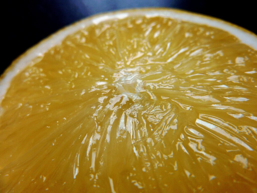 Juicy Sliced Orange Close-Up: Bright Citrus Wallpaper Background