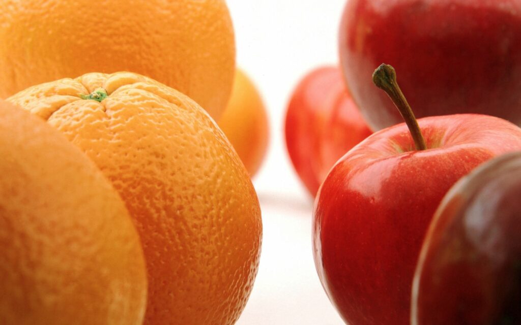 Vibrant Wallpaper: Close-Up of Fresh Red Apples & Ripe Oranges