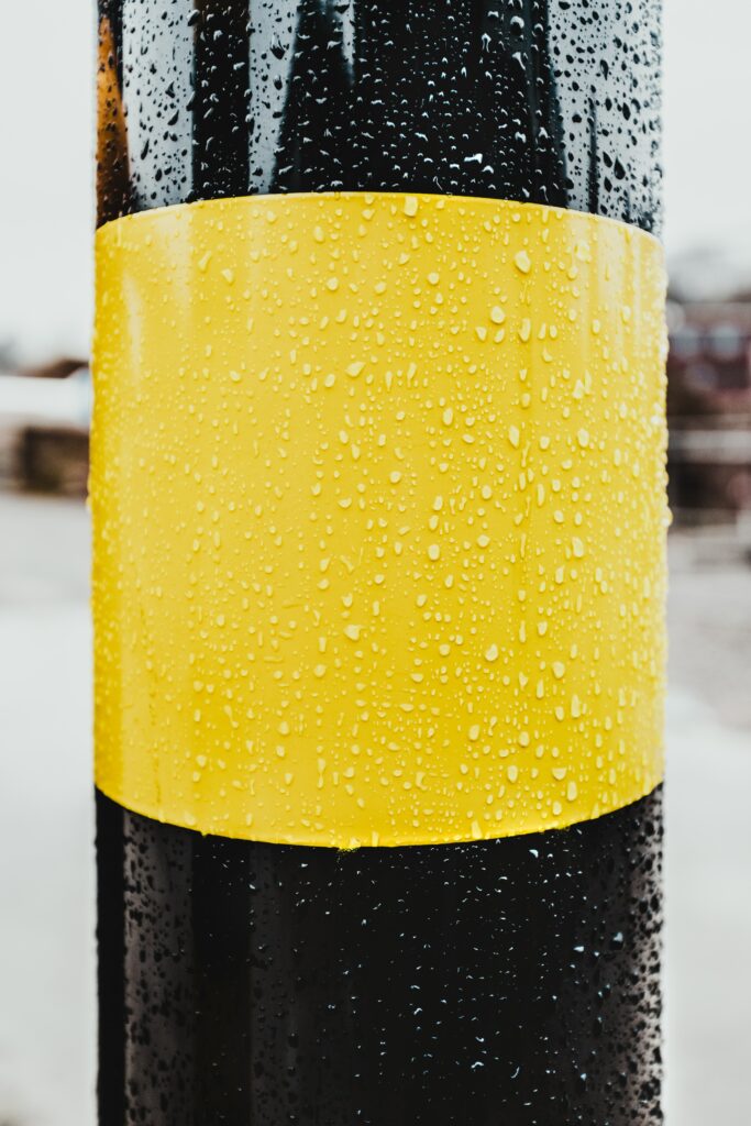 Vibrant Yellow Stripe Pillar with Water Droplets - Dynamic Wallpaper