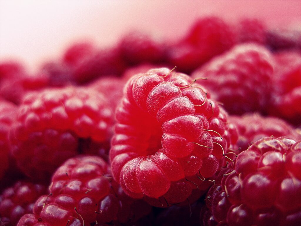 Vibrant Close-Up of Ripe Red Raspberries - Wallpaper Background