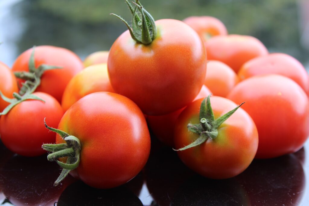 Vibrant Close-Up of Ripe Red Tomatoes - Stunning Wallpaper Background