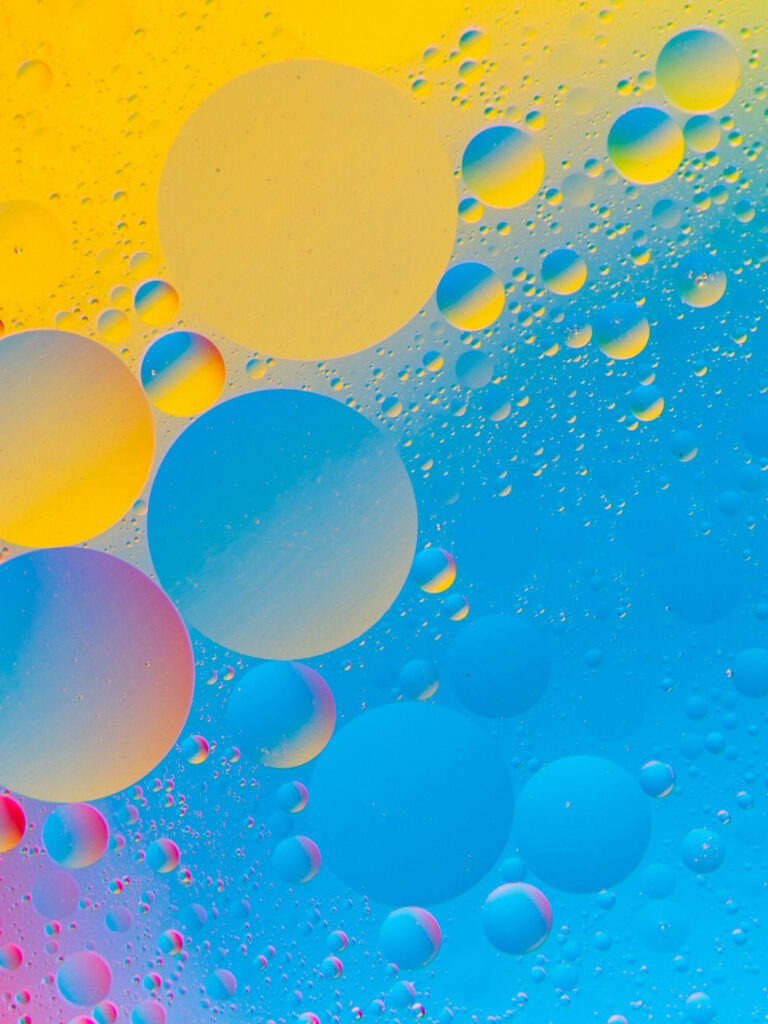 Vibrant Bubble Wallpaper: Yellow to Blue Gradient for iPad Display