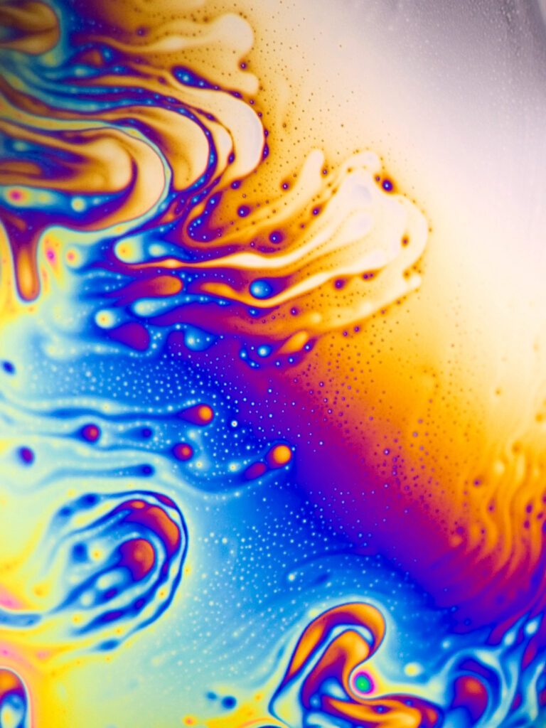 Vibrant Liquid Stains Wallpaper: Colorful Swirls & Intricate Bubbles