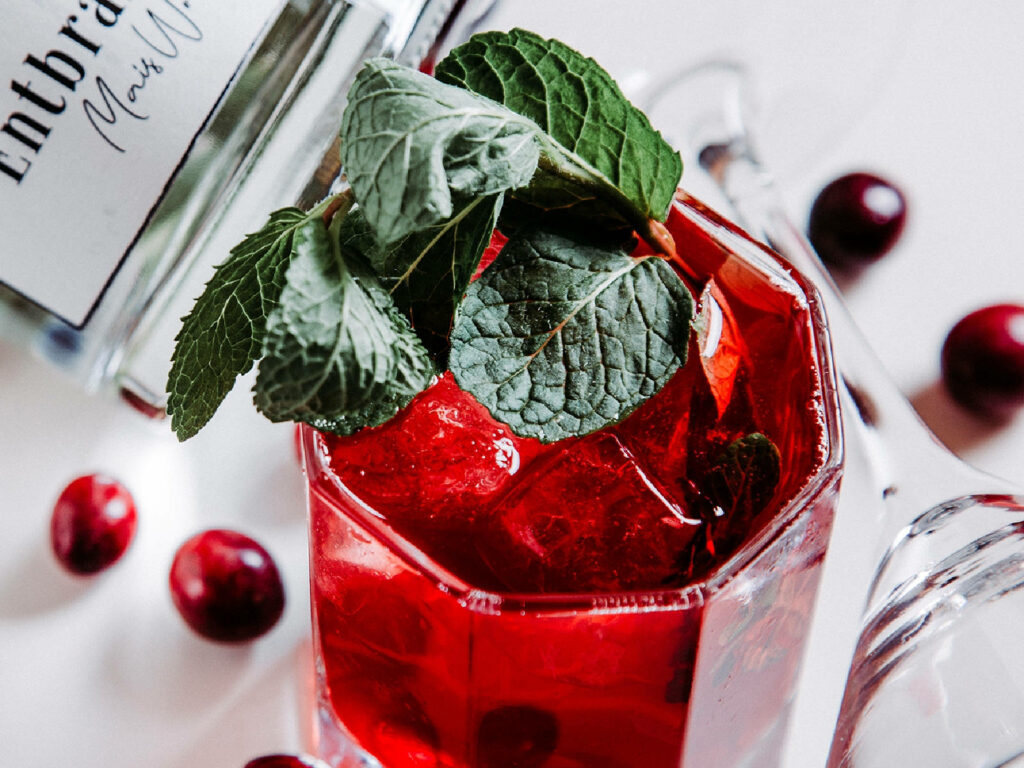 Festive Cranberry Cocktail Wallpaper: Minty Fresh & Lively Vibes