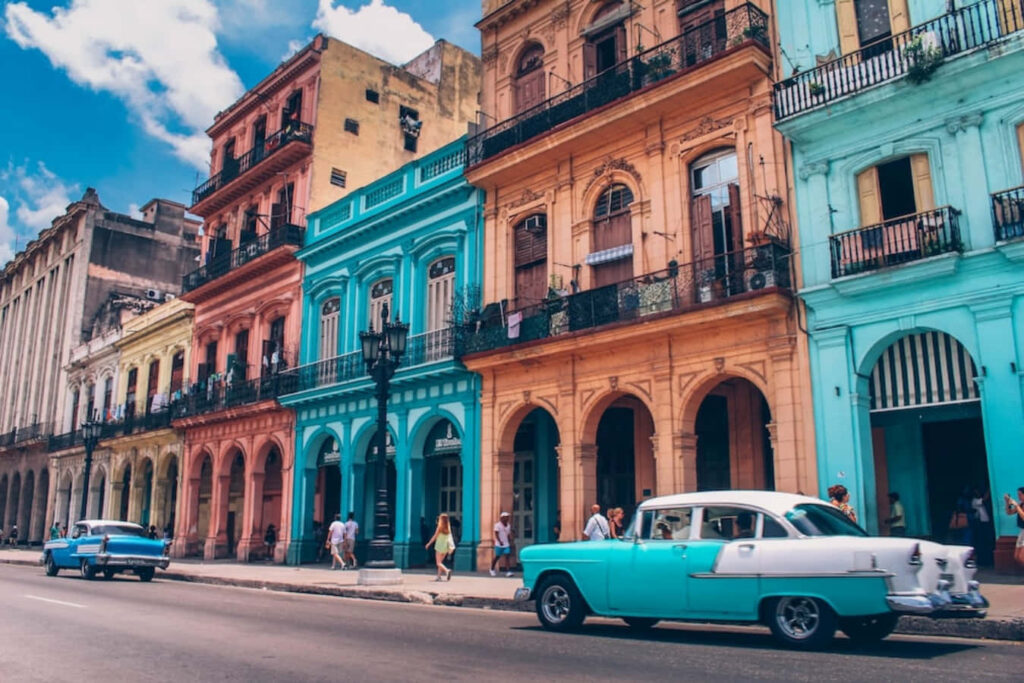 Vibrant Cuban Street Scene: Colorful Colonial Buildings & Vintage Cars Wallpaper
