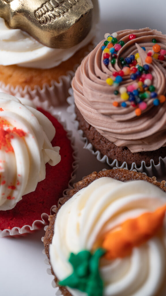 Colorful Cupcakes & Muffins Wallpaper: Intricate Frosting Designs
