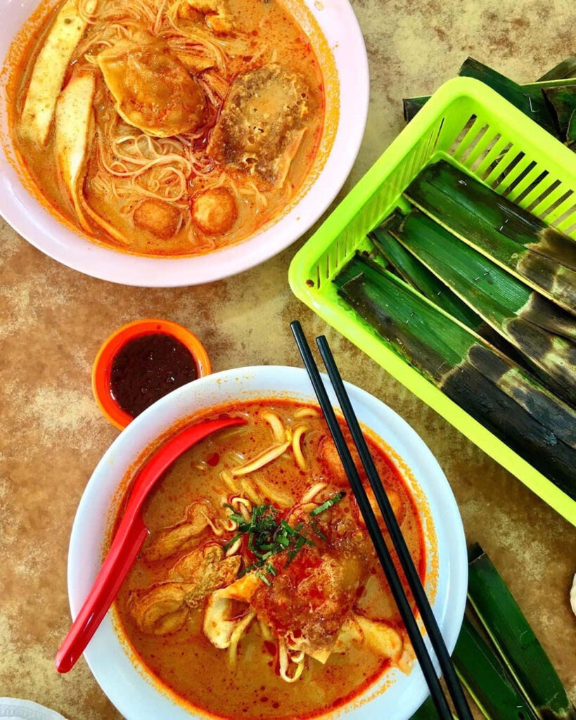 Vibrant Curry Laksa Wallpaper: Aromatic Spicy Bowls & Rustic Dining