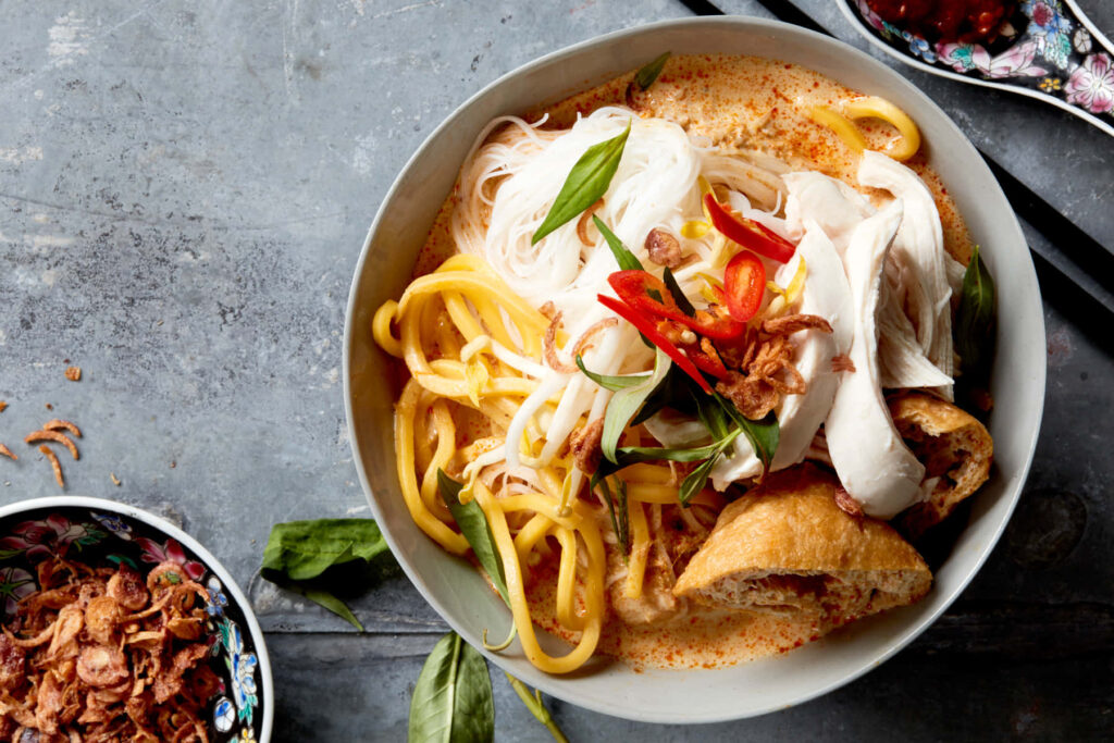 Vibrant Curry Laksa Wallpaper: Spicy, Aromatic, and Colorful Background