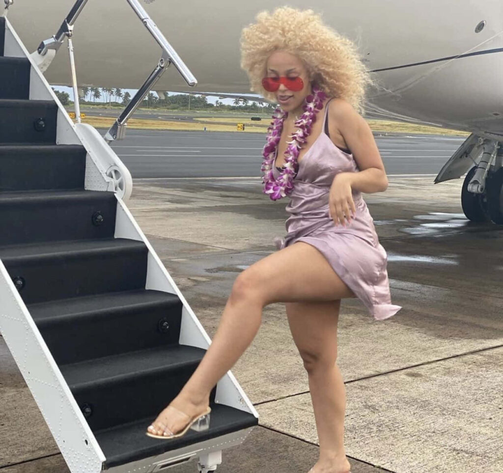 Vibrant Doja Cat Wallpaper: Bold Style & Charisma in Chic Outfit