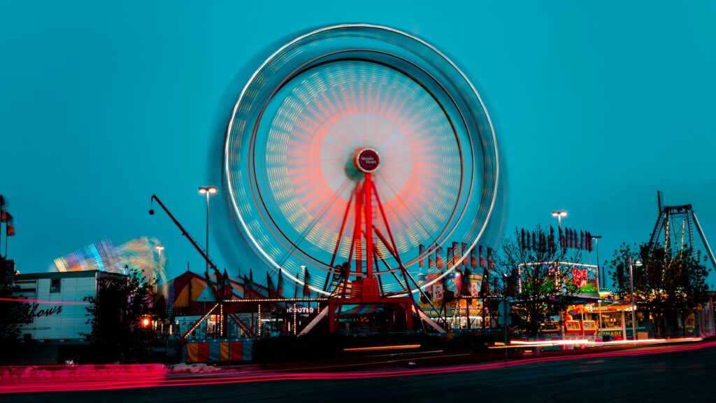Vibrant Ferris Wheel Long-Exposure Wallpaper for Funfair Background