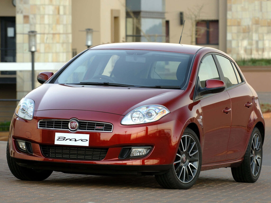 Stylish Fiat Bravo Wallpaper: Modern Design in Urban Setting