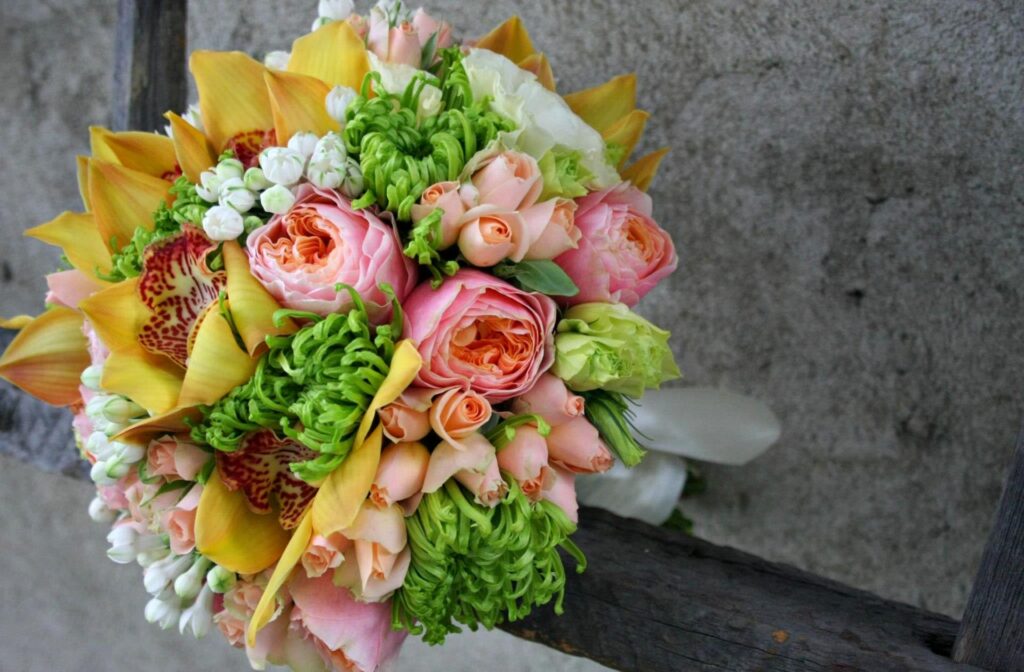 Vibrant Floral Wallpaper: Roses & Lisianthus on Rustic Background