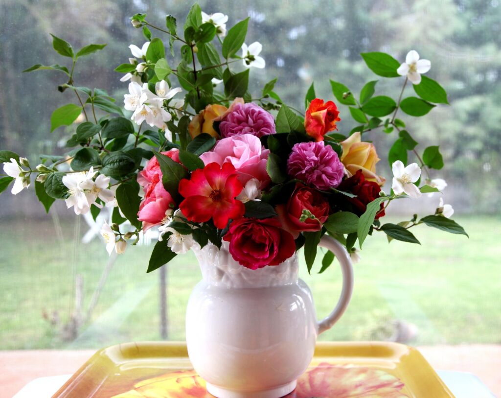 Elegant Floral Wallpaper: Roses & Jasmine in a White Pitcher