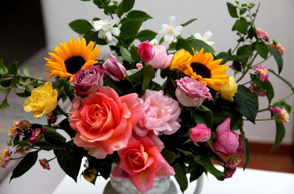 Colorful Floral Wallpaper: Roses, Sunflowers & Jasmine in a Vase