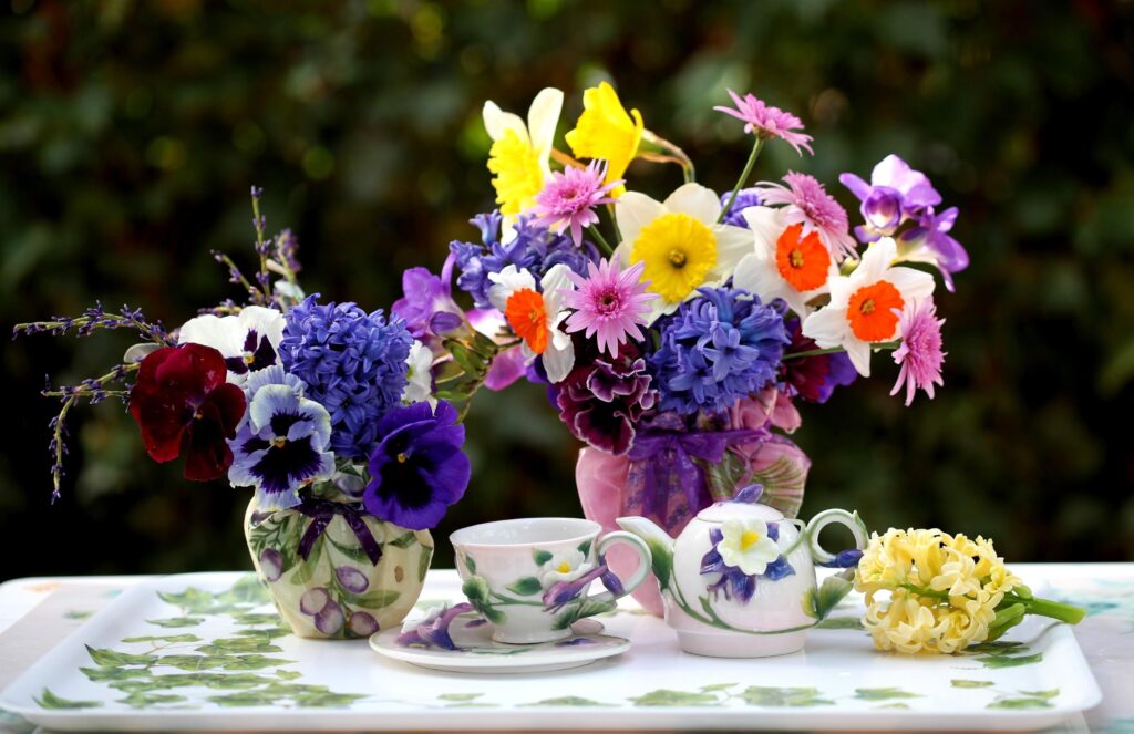 Charming Floral Wallpaper: Colorful Daffodils, Hyacinths & Pansies