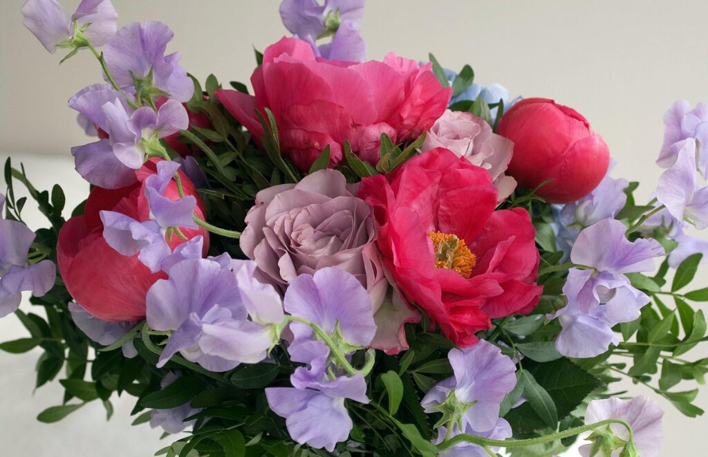 Delicate Floral Wallpaper: Vibrant Pink & Red Roses with Soft Purples