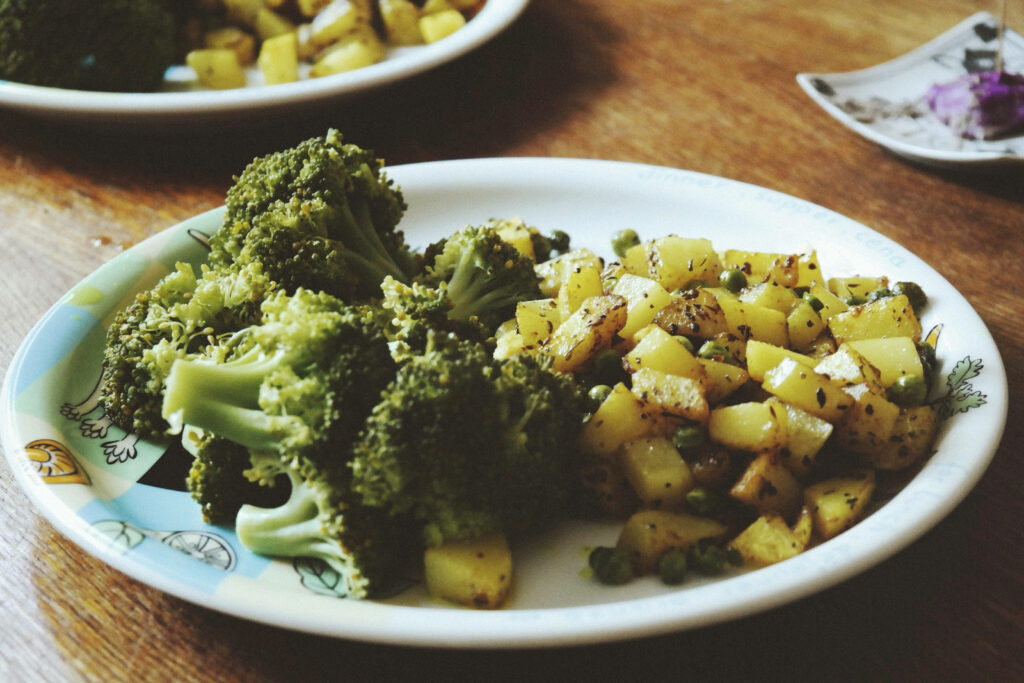 Vibrant Food Wallpaper: Fresh Broccoli & Seasoned Potatoes on Wood