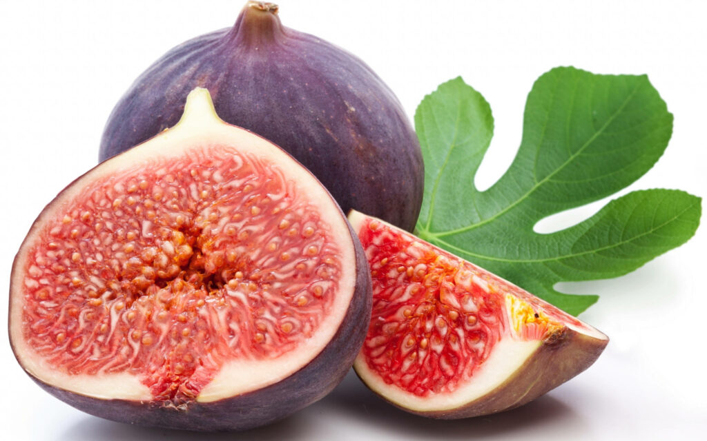 Vibrant Fig Wallpaper: Fresh Figs with Juicy Interiors & Green Leaf
