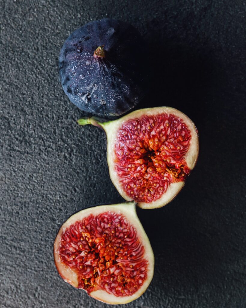 Vibrant Fresh Figs & Wedges on Dark Surface - Fruit Wallpaper Background