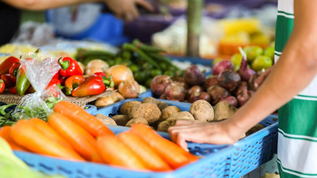 Vibrant Fresh Vegetables Wallpaper: Colorful Market Display