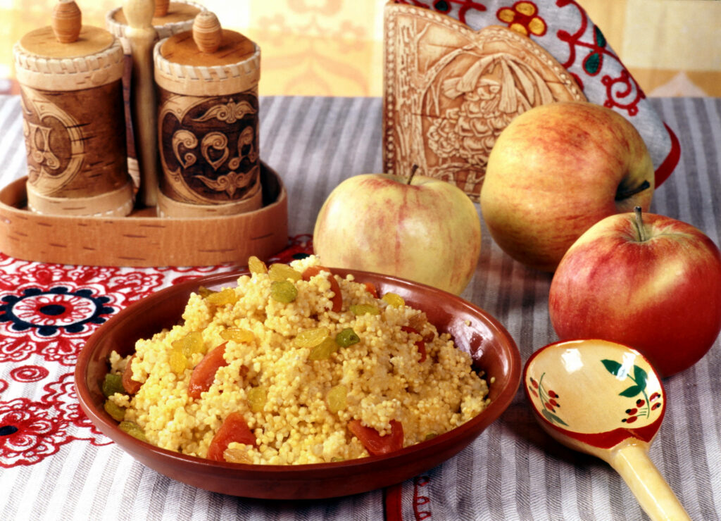 Vibrant Fried Rice & Apples Wallpaper: Cozy Kitchen Decor