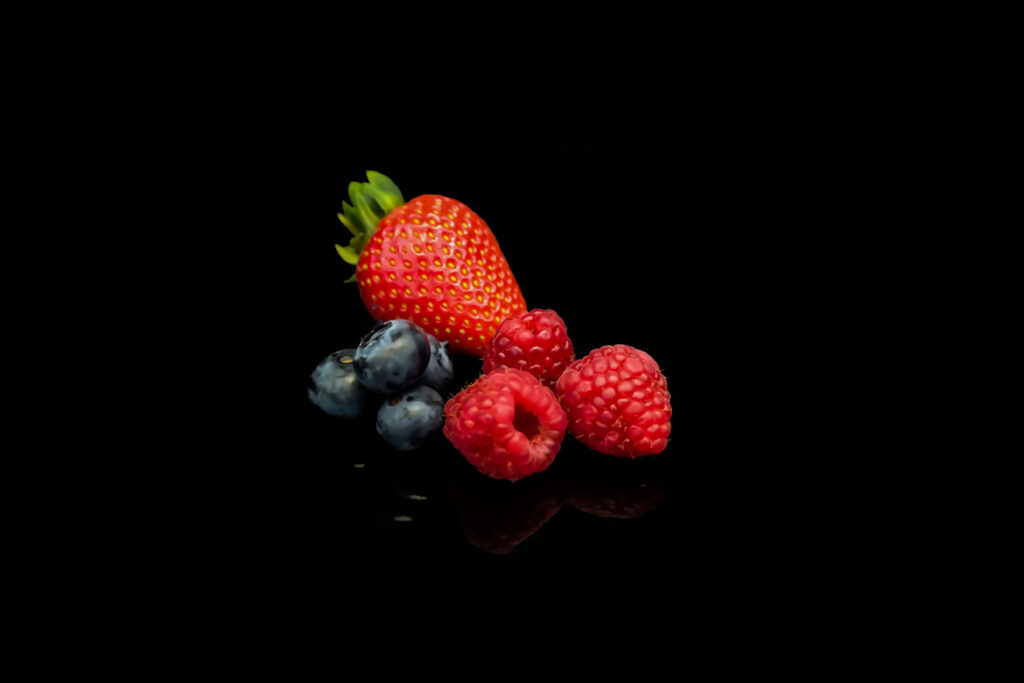 Vibrant Fruit Wallpaper: Strawberries, Blueberries & Raspberries