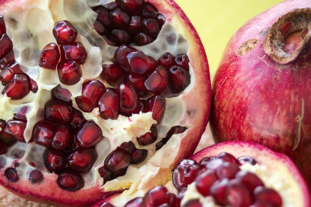 Vibrant Garnet Pomegranate Close-Up: Juicy Texture Wallpaper