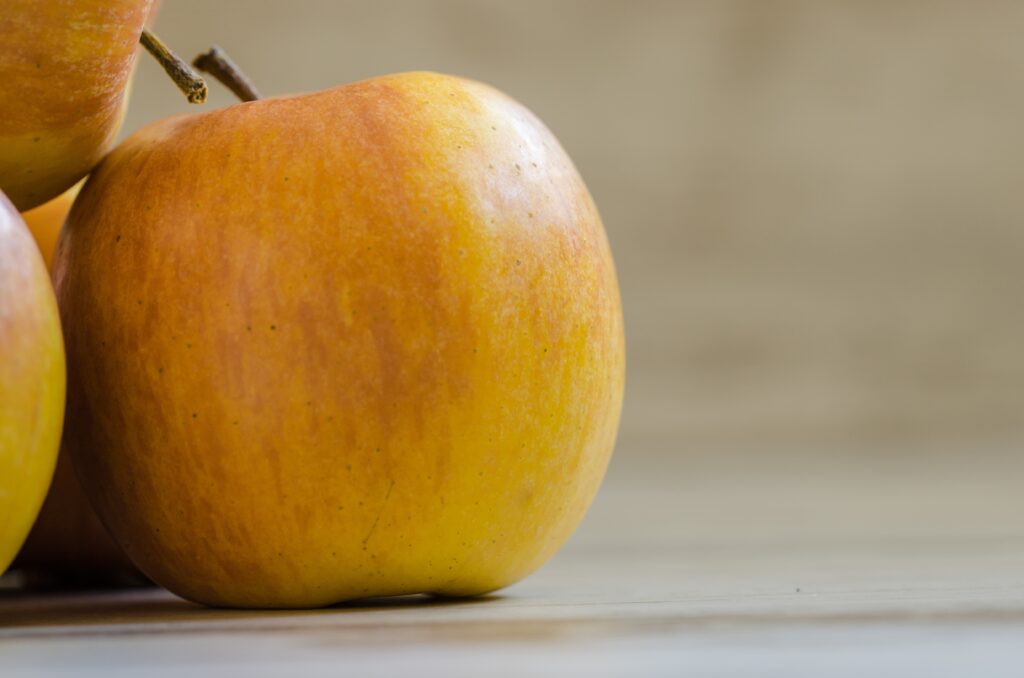 Vibrant Golden-Yellow Ripe Apples Close-Up Wallpaper Background