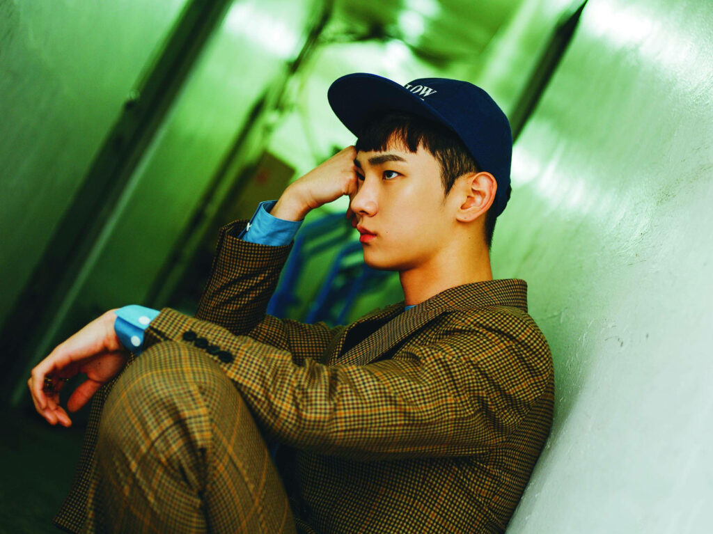 Chic K-POP Key Wallpaper: Vibrant Green Aesthetic Background