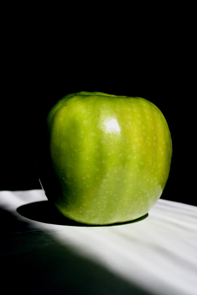 Vibrant Green Apple Wallpaper: Sharp Focus on Smooth Texture
