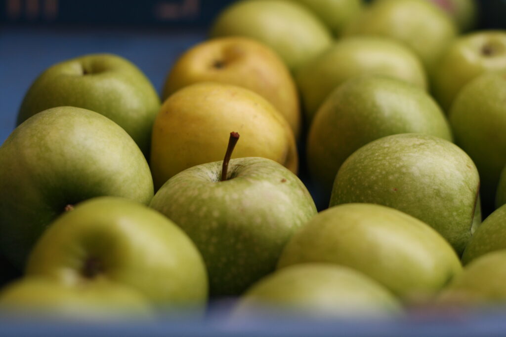 Vibrant Macro Shot of Fresh Green Apples - Textured Wallpaper Background