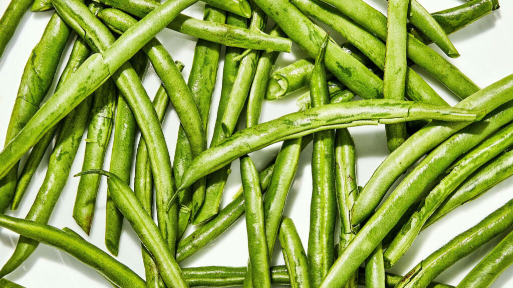 Fresh Green Beans Digital Wallpaper: Vibrant Texture on Light Background