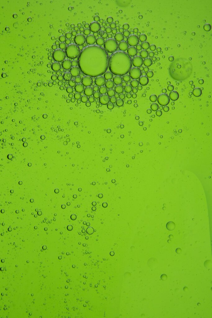 Dynamic Green Bubble Wallpaper: Fluid Water-Inspired Design