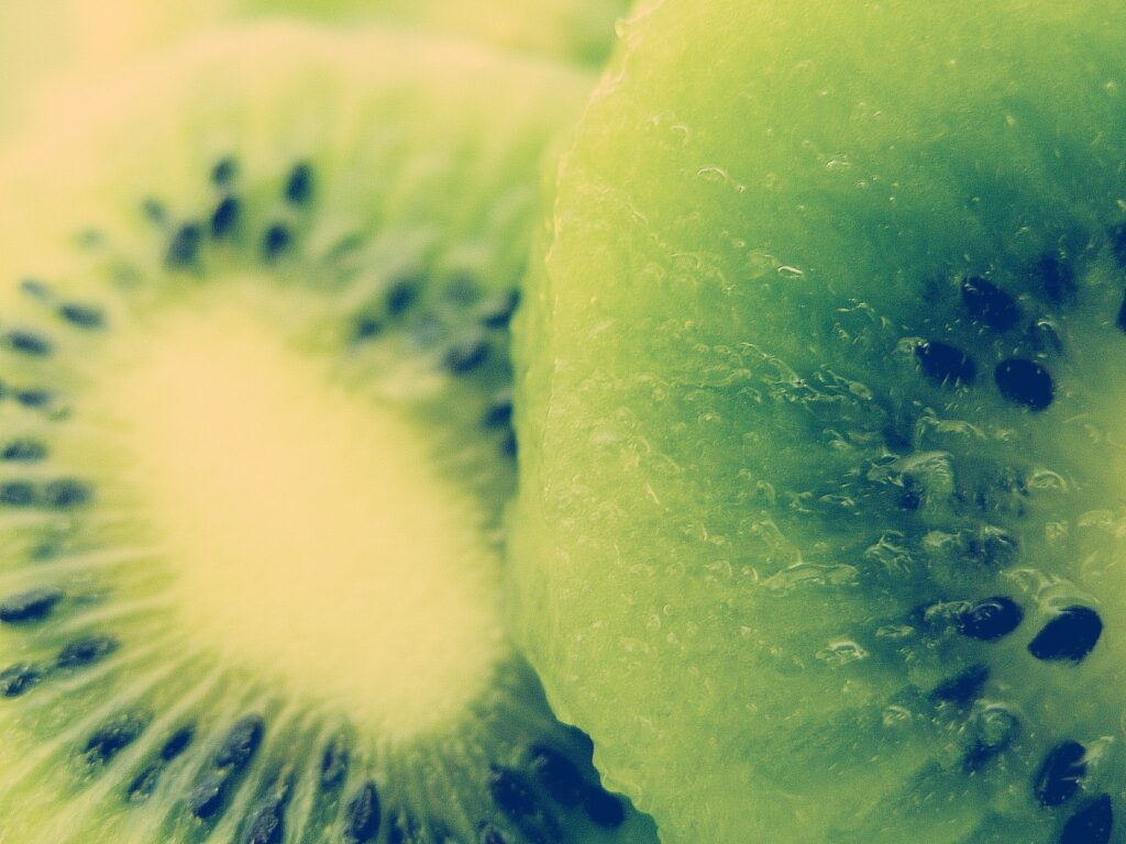 Vibrant Kiwi Fruit Slices Wallpaper: Close-Up Texture & Color