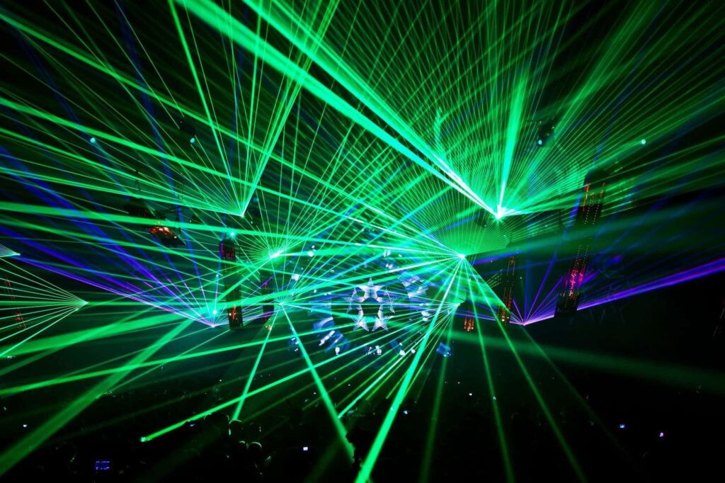 Vibrant Green Laser Lights Wallpaper: Energetic Concert Atmosphere