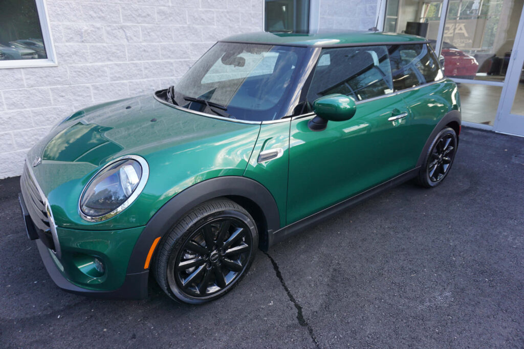 Vibrant Green Mini Cooper Wallpaper: Style & Dynamic Energy