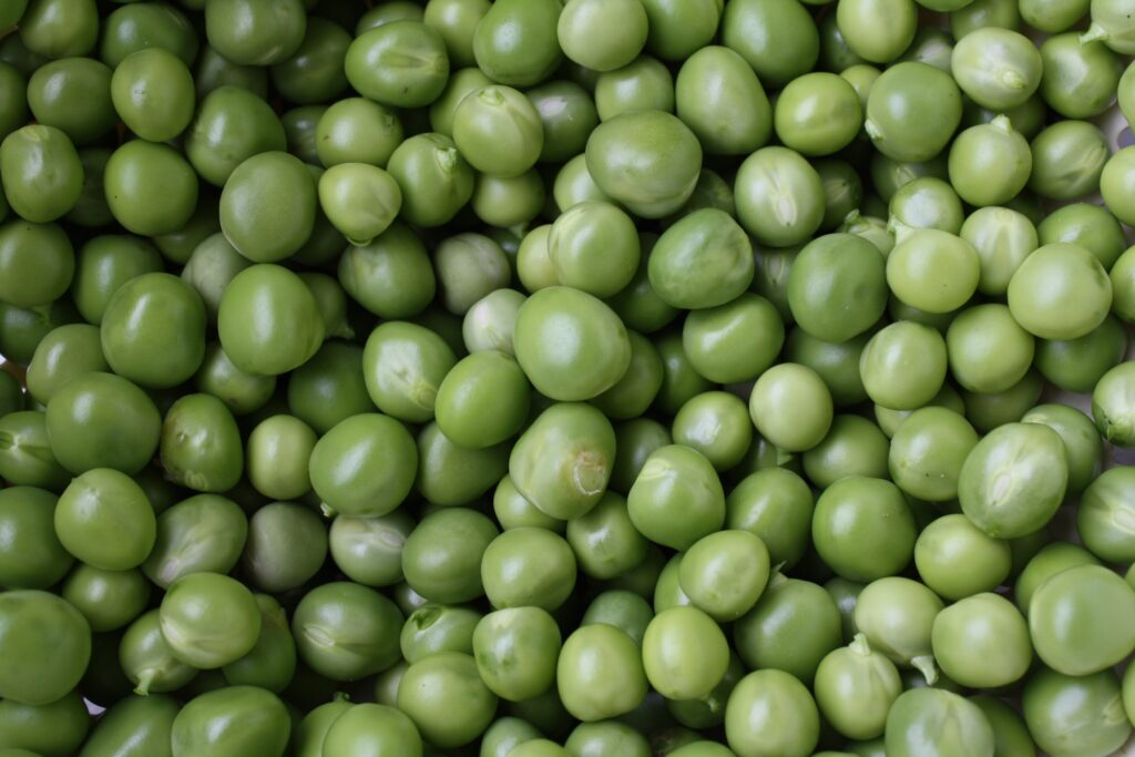 Fresh Green Peas Close-Up: Vibrant Wallpaper Background