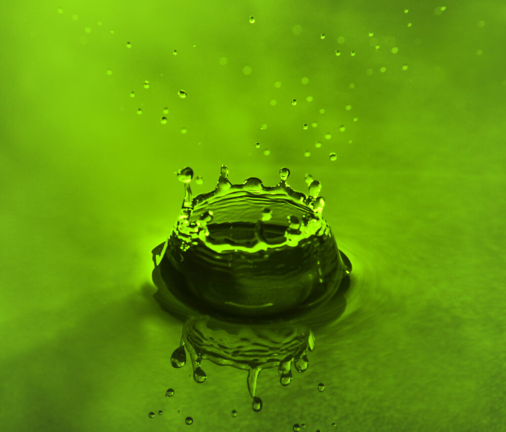Crown Drop Impact Wallpaper: Vibrant Green & Reflective Design
