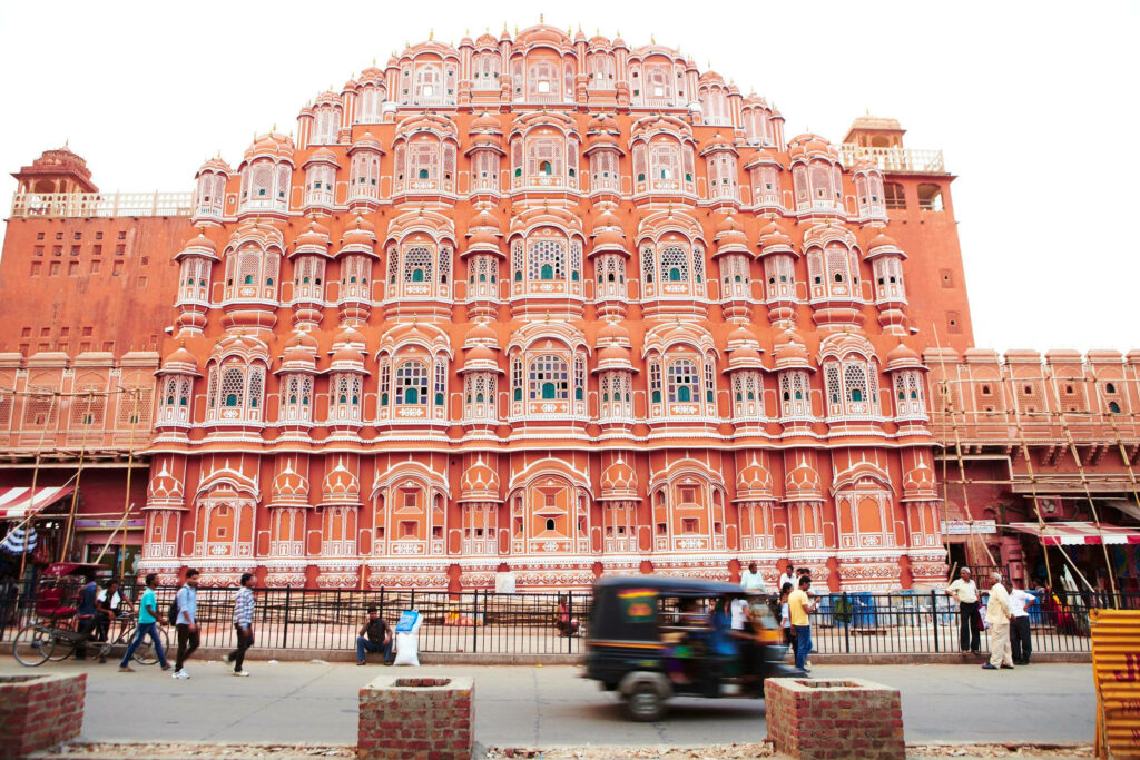 Hawa Mahal Wallpaper: Vibrant Jaipur Street Scene Background