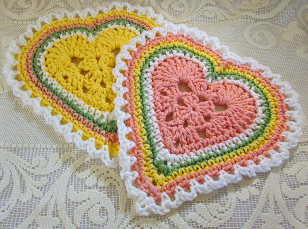 Vibrant Heart-Shaped Crochet Design Wallpaper with Lace Background
