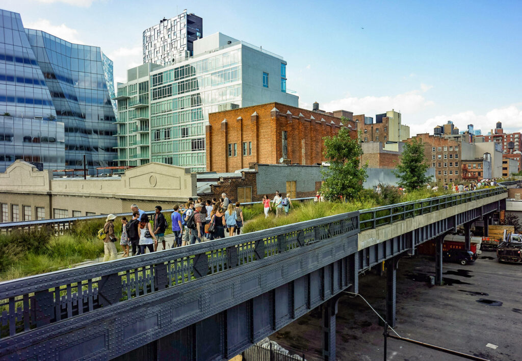 Vibrant The High Line NYC Wallpaper: Greenery & Modern Architecture