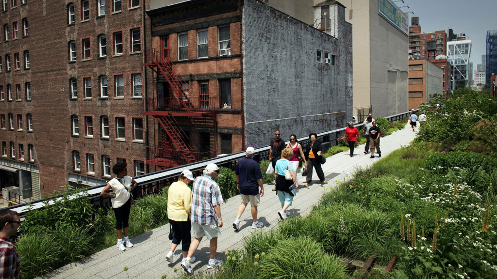 Vibrant Wallpaper of Tourists on NYC's High Line Park