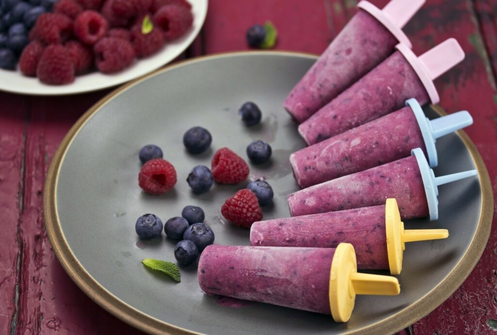 Vibrant Berry Popsicle Wallpaper: Homemade Cranberry & Raspberry Delight